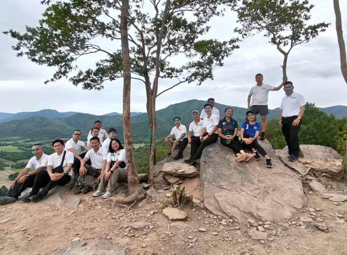 สุโขทัย เมืองมรดกโลก ⭐️ผู้ว่าฯ สุโขทัย นำหัวหน้าส่วนราชการเยี่ยมชมวัดเขาพระบาทใหญ่ แหล่งเรียนรู้ทางประวัติศาสตร์และธรรมชาติที่ของจังหวัดสุโขทัย